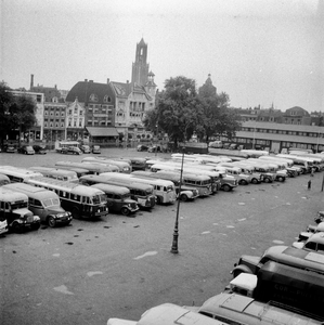 129974 Afbeelding van autobussen op het Vredenburg te Utrecht, in verband met de kaderdag van de Katholieke ...